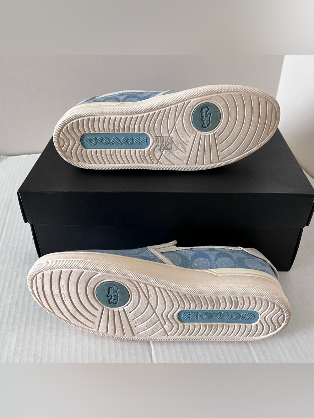 Coach Wells Women Chambray Signature Slip-On Sneakers size 6 B - Picture 5 of 7